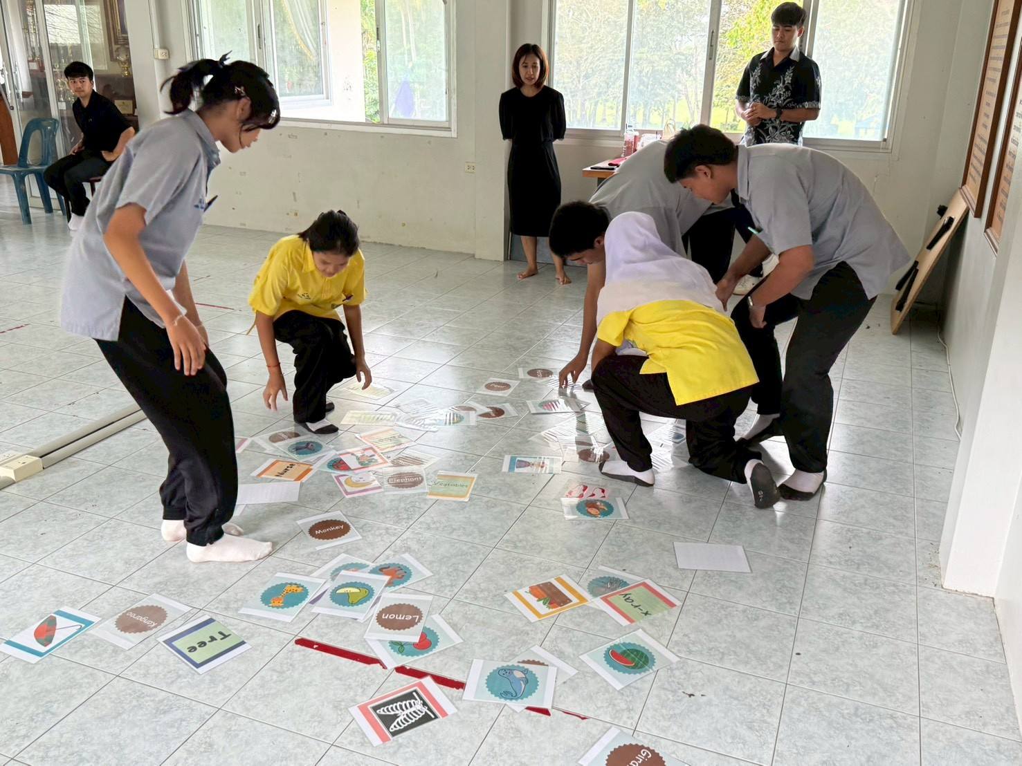 เมื่อวันที่ 7 พฤศจิกายน 2568  กลุ่มสาระการเรียนรู้ภาษาต่างประเทศ โรงเรียน​ท่า​สะท้อน​วิทยา​ จัดกิจกรรมค่ายภาษาอังกฤษ (English Camp : เปิดโลกการเรียน​รู้ เปิดประตู​สู่ภาษา ) เพื่อเสริมทักษะด้านภาษาอังกฤษให้แก่นักเรียน ทั้งการฟัง การพูด การอ่าน การเขียน เพื่อยกระดับผลสัมฤทธิ์ทางภาษาของนักเรียน และให้นักเรียนสามารถสื่อสารเป็นภาษาอังกฤษในชีวิตประจำวันได้อย่างมีความสุข  มีความมั่นใจ และมีทัศนคติที่ดีต่อภาษาอังกฤษ ณ  ลานอเนกประสงค์อาคารนพคุณ และห้องอัจฉริยภาพโรงเรียน​ท่า​สะท้อน​วิทยา
