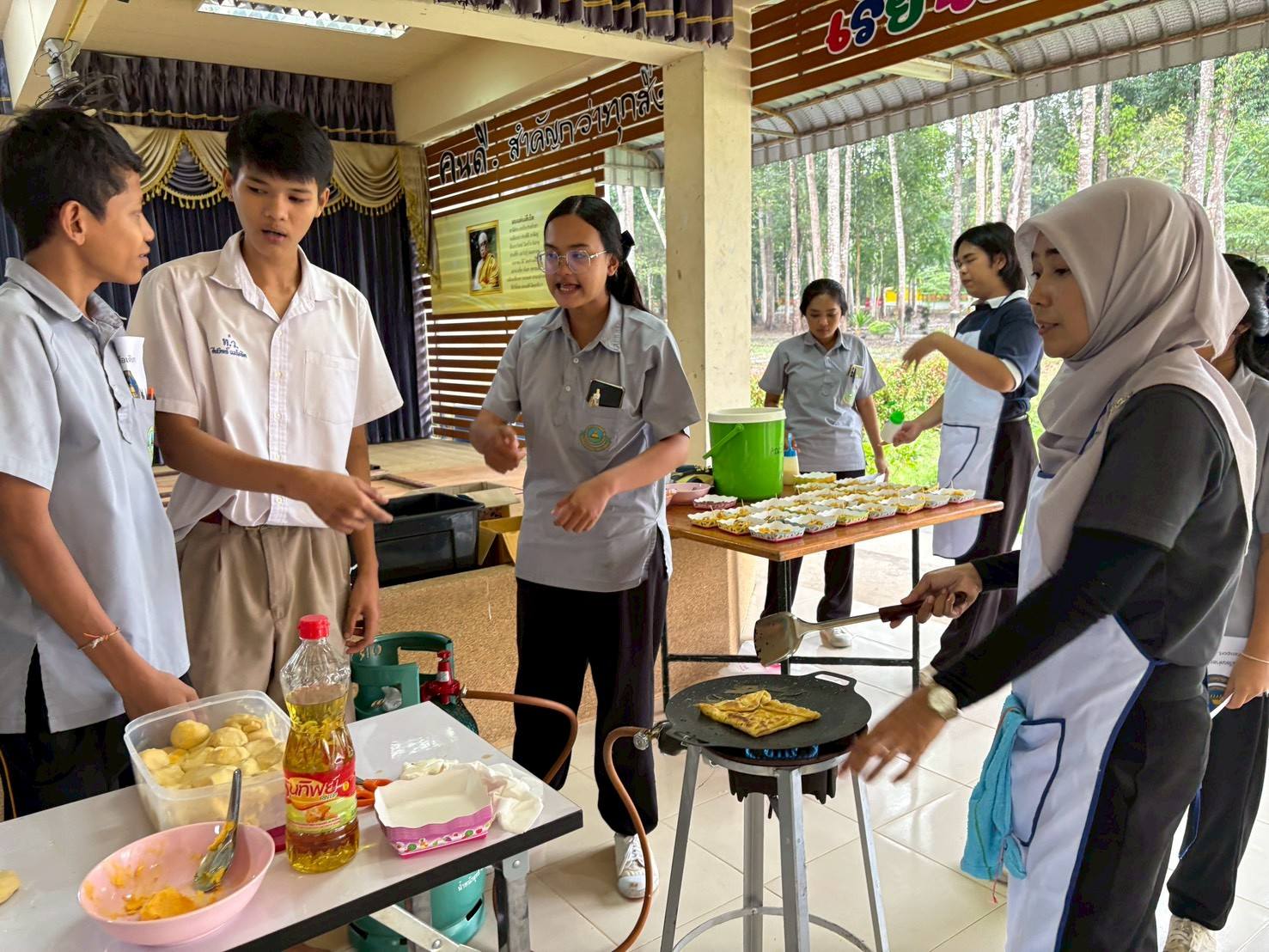 เมื่อวันที่ 18 พฤศจิกายน 25678 โรงเรียนท่าสะท้อนวิทยา จัดโครงการศาสตร์พระราชาสู่การพัฒนาการศึกษาที่ยั่งยืน  (กิจกรรมเศรษฐกิจพอเพียง/กิจกรรมยุวเกษตร) ประจำปีการศึกษา​ 2568 เพื่อให้นักเรียนมีความรู้ ความเข้าใจ เกี่ยวกับการประยุกต์ใช้หลักปรัชญาของเศรษฐกิจพอเพียง​ได้อย่างถูกต้อง และนำไปต่อยอดสู่การประกอบอาชีพในภายภาคหน้า โดยมีกิจกรรมบทเรียนประจำฐานการเรียนรู้​จำนวน  4  ฐานการเรียนรู้​ เช่น ฐานการเรียน​รู้มธุรสพับ ฐานการเรียน​รู้รินมธุรส ฐานการเรียน​รู้หอมทิพย์ และฐานการเรียนรู้แซ่บสถิตย์