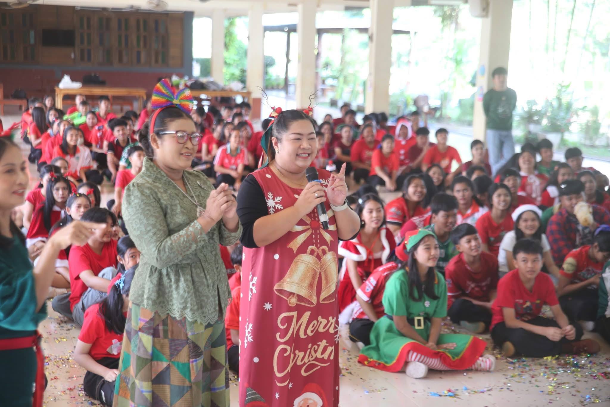 เมื่อวันที่ 25 ธันวาคม 2568 กลุ่มสาระการเรียนรู้ภาษาต่างประเทศ ร่วมกับโรงเรียนท่าสะท้อนวิทยา จัดกิจกรรม Merry Christmas & Happy New Year 2026 โดยมีกิจกรรมต่างๆ มากมาย อาทิเช่น  กิจกรรมประกวด Santa & Santy contest  กิจกรรม Singing & Dancing
กิจกรรม Christmas Card creator by Canva  กิจกรรม Christmas handwriting  กิจกรรม Christmas drawing  กิจกรรมการแสดงของแต่ละระดับชั้น และกิจกรรมมอบของขวัญจากผู้บริหาร คณะครูและบุคลากรของโรงเรียน เป็นต้น ณ ลานอเนกประสงค์  โรงเรียนท่าสะท้อนวิทยา