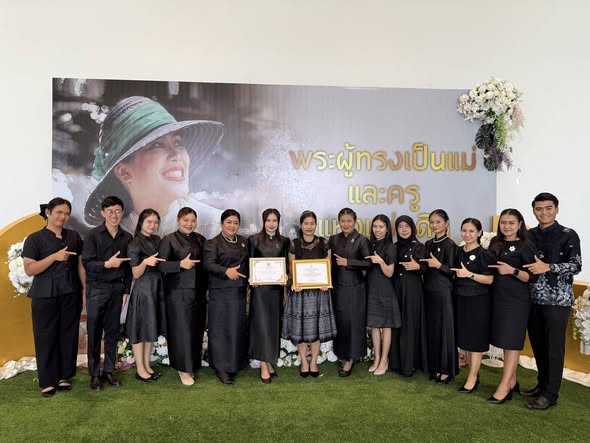 เมื่อวันที่ 16 มกราคม 2569  คณะผู้บริหาร คณะครู และบุคลากรทางศึกษาโรงเรียนท่าสะท้อนวิทยา  นำโดย นางจิรพรรณ์  มุกดารัตน์ ผู้อำนวยการโรงเรียนท่าสะท้อนวิทยา ร่วมกิจกรรมวันครูส่วนภูมิภาค ครั้งที่ 70 พ.ศ. 2569 จังหวัดสุราษฎร์ธานี ภายใต้หัวข้อ “พระผู้ทรงเป็นแม่และครูแห่งแผ่นดิน” จัดโดย สำนักงานเขตพื้นที่การศึกษามัธยมศึกษาสุราษฎร์ธานี ชุมพร โดยมี นายวิทศักดิ์ จำเริญนุสิต  รองผู้ว่าราชการจังหวัดสุราษฎร์ธานี เป็นประธานในพิธี ณ ห้องแกรนด์ฮอลล์ โรงแรมแก้วสมุย รีสอร์ท อำเภอเมือง จังหวัดสุราษฎร์ธานี