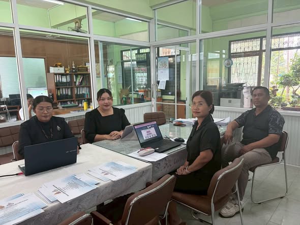 เมื่อวันที่ 28 มกราคม 2569 นางจิรพรรณ์ มุกดารัตน์ ผู้อำนวยการโรงเรียนท่าสะท้อนวิทยา พร้อมด้วยตัวแทนคณะครู เข้าร่วมการประชุมคณะกรรมการสนามสอบ การทดสอบทางการศึกษาระดับชาติขั้นพื้นฐาน (O-NET) ชั้นมัธยมศึกษาปีที่ 3 ด้วยระบบดิจิทัล (Digital testing) ปีการศึกษา 2568 เพื่อรับฟังแนวทางการปฏิบัติงาน ระเบียบการจัดสอบ และทำความเข้าใจเกี่ยวกับระบบการสอบแบบดิจิทัล (Digital Testing) เพื่อให้การดำเนินการสอบเป็นไปในทิศทางเดียวกัน มีความบริสุทธิ์ ยุติธรรม โปร่งใส และเป็นไปตามมาตรฐานการทดสอบทางการศึกษาแห่งชาติ (สทศ.) ผ่านระบบ Zoom Meetings