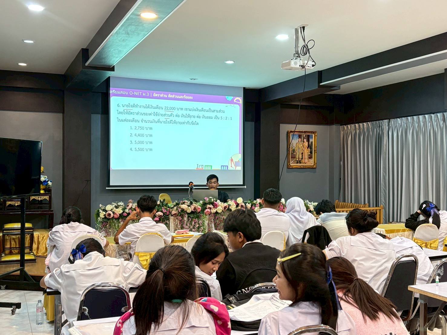 เมื่อวันที่ 21-30 มกราคม 2569 โรงเรียนท่าสะท้อนวิทยาจัดกิจกรรมยกผลสัมฤทธิ์ทางการเรียนเพื่อการทดสอบทางการศึกษาระดับชาติขั้นพื้นฐาน (O-NET) สำหรับนักเรียนชั้นมัธยมศึกษาปีที่ 3 โรงเรียนท่าสะท้อนวิทยา ภาคเรียนที่ 2 ปีการศึกษา 2568 โดยคณะครูกลุ่มสาระการเรียนรู้ภาษาไทย กลุ่มสาระการเรียนรู้คณิตศาสตร์ กลุ่มสาระการเรียนรู้วิทยาศาสตร์และเทคโนโลยี และกลุ่มสาระการเรียนรู้ภาษาต่างประเทศ เพื่อเป็นการเติมเต็มและเตรียมความพร้อมในการสอบโอเน็ตของนักเรียนชั้นมัธยมศึกษาปีที่ 3 จำนวน 40 คน ครบ 100%
