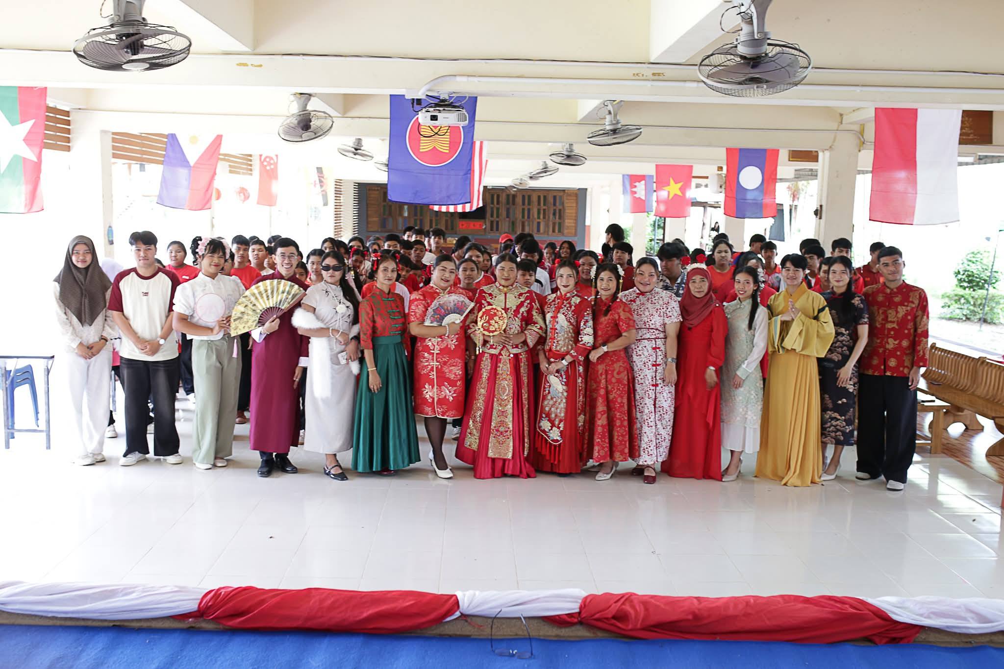 กลุ่มสาระการเรียนรู้ภาษาต่างประเทศ（ภาษาจีน)  โรงเรียนท่าสะท้อนวิทยา จัดกิจกรรมวันตรุษจีน เพื่อส่งเสริมการเรียนรู้ภาษาจีน และสร้างความเข้าใจที่ถูกต้องในวัฒนธรรมจีน โดยมีกิจกรรม ดังนี้ 
- กิจกรรมประกวดการแข่งขันแต่งหน้า Douyin 
- ฐานกิจกรรมการเรียนรู้  ฐานที่ 1 ： 中国剪纸 ศิลปะการตัดกระดาษจีน  ฐานที่ 2 ：中国结 ศิลปะการถักเชือกจีน  และฐานที่ 3 ：中国书法 ศิลปะการเขียนพู่กันจีน  ณ ลานอเนกประสงค์ อาคารนพคุณ โรงเรียนท่าสะท้อนวิทยา